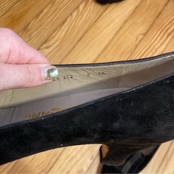 Vintage Ferragamo Black Suede and Grosgrain Pumps Dark Academia Perfection 8 AA - Picture 3 of 9